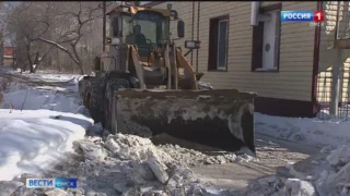 Коммунальные службы в авральном режиме убирают Омск после снегопада