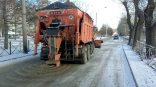 В Омске дороги обрабатывают противогололедными материалами