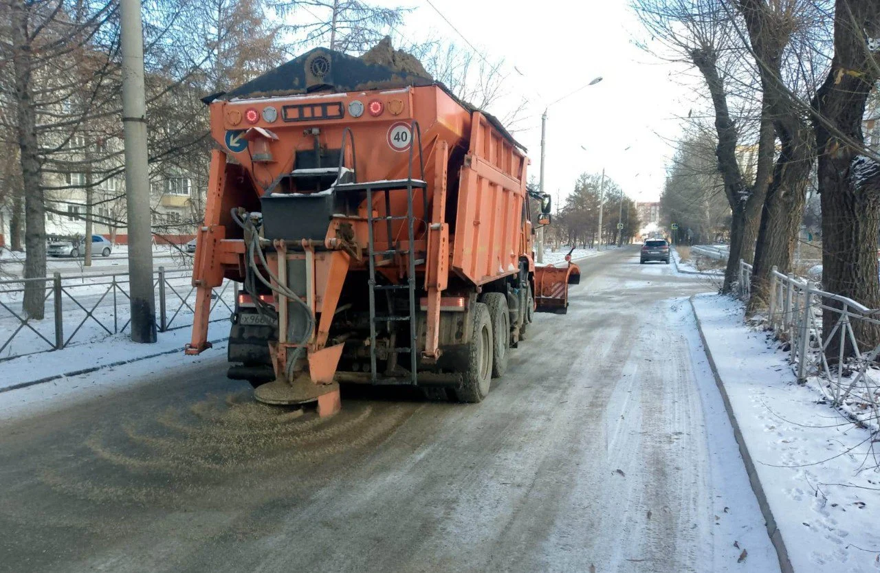В Омске дороги обрабатывают противогололедными материалами