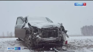 На трассе Омской области в лобовую столкнулись два легковых автомобиля