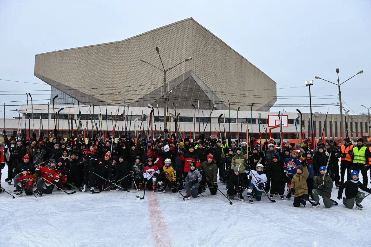 В Омске игроки «Авангарда» провели мастер-класс для юных хоккеистов