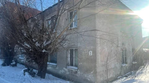 В Омске прокуратура проверяет частичное обрушение потолка в аварийном доме