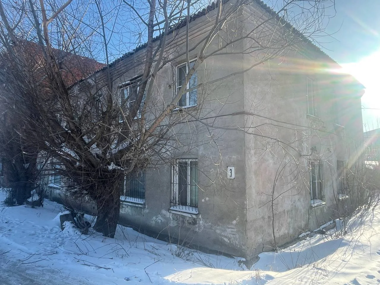 В Омске прокуратура проверяет частичное обрушение потолка в аварийном доме