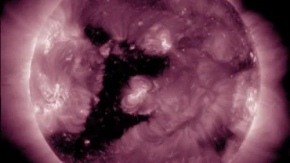 На Солнце сформировалась крупная корональная дыра необычной формы