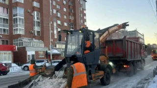 В Омске круглосуточно убирают снег