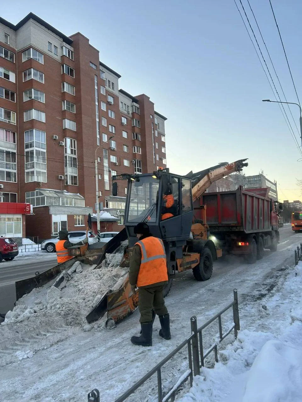 В Омске круглосуточно убирают снег