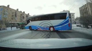 В Омске на проспекте Карла Маркса автобус попал в ДТП и перегородил дорогу