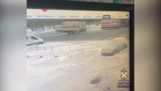 Пьяный омич врезался в прицеп и сжёг служебную машину