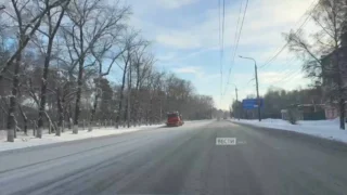 В Омске усиленно чистят дороги после ночного снегопада