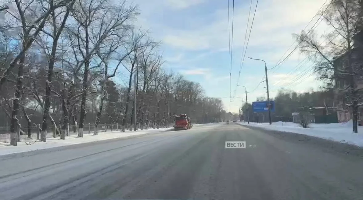 В Омске усиленно чистят дороги после ночного снегопада