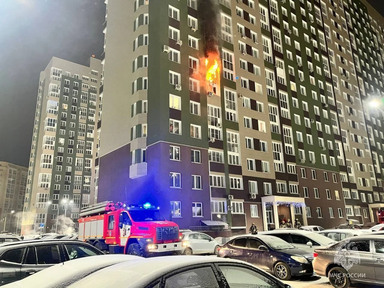 В Омске этим утром случился пожар в многоквартирном доме в «Кузьминках»