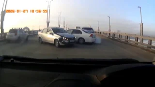 На метромосту в Омске произошло массовое ДТП