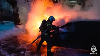 На улице Булатова в Омске загорелся грузовик