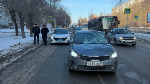 В Омске водитель сбил двух пешеходов на нерегулируемом переходе