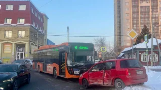 В Омске легковой автомобиль столкнутся с пассажирским автобусом №45