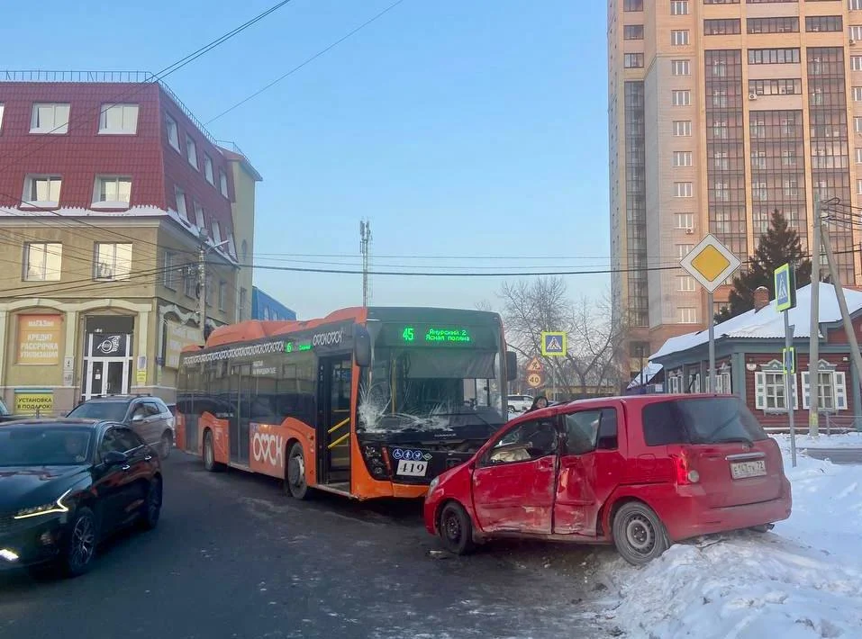 В Омске легковой автомобиль столкнутся с пассажирским автобусом №45