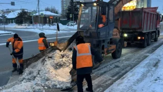Омские дорожники круглосуточно убирают снег