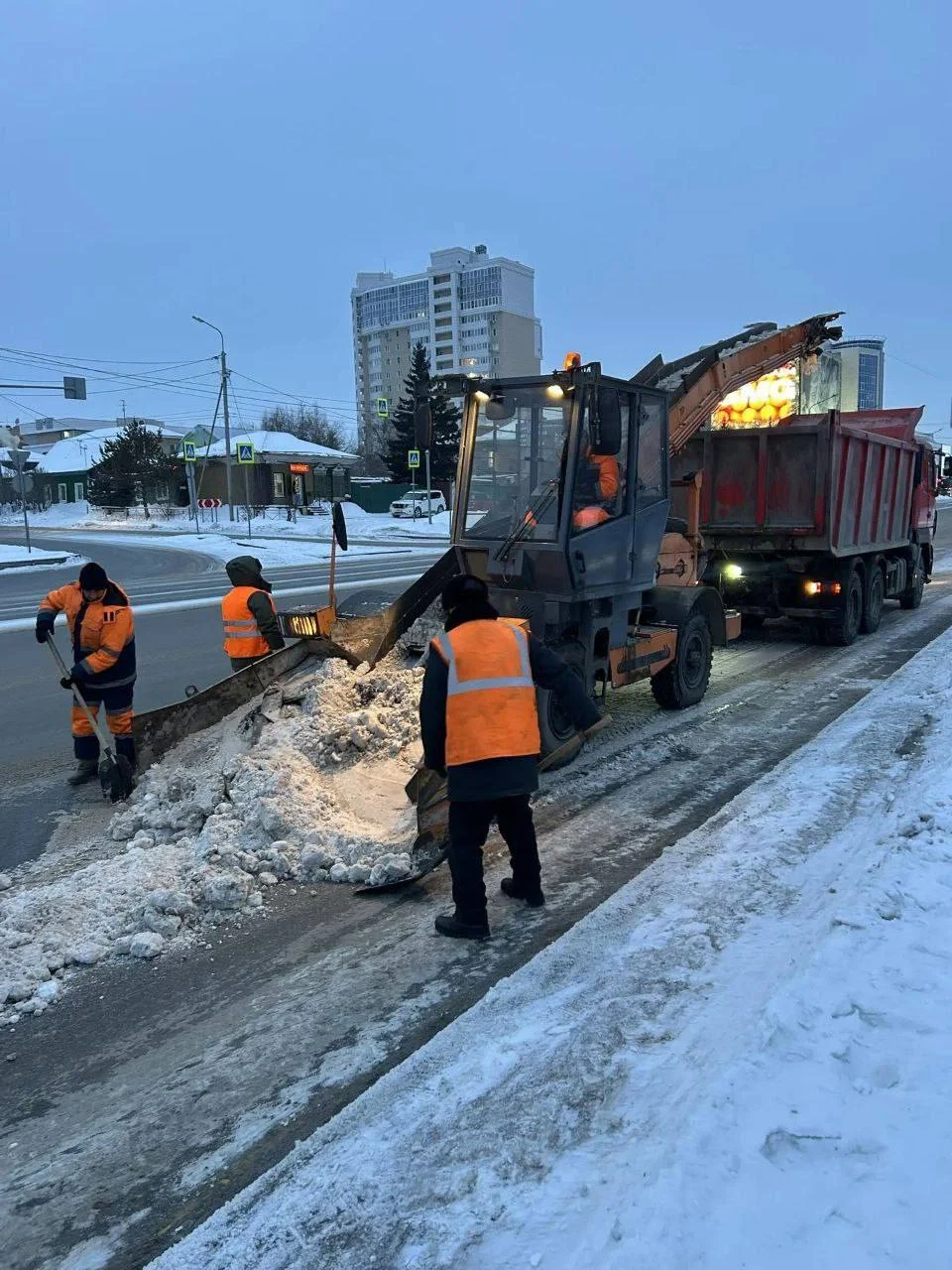 Омские дорожники круглосуточно убирают снег