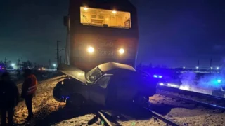 В Омской области поезд столкнулся с легковушкой на переезде