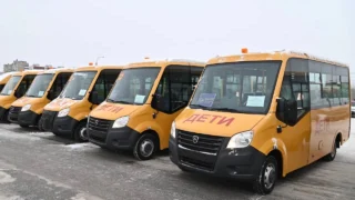 Губернатор Омской области передал школам Омской области 92 новых автобуса