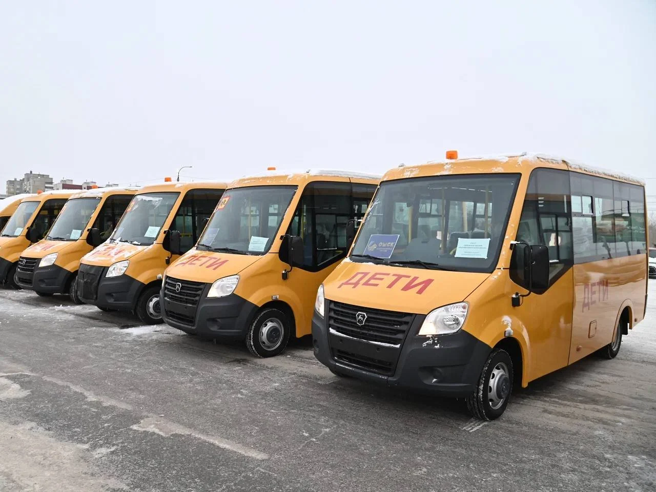 Губернатор Омской области передал школам Омской области 92 новых автобуса