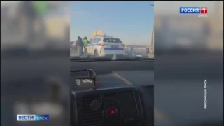 Сразу 9 машин столкнулись на метромосту в Омске