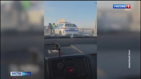 Сразу 9 машин столкнулись на метромосту в Омске