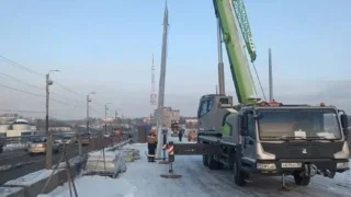 В Омске на мосту у Телецентра началась установка совмещённых опор освещения и контактной сети