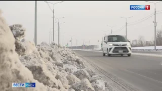 В ледяном плену в Омске оказались пешеходы и автолюбители
