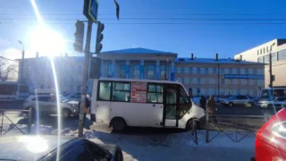 В Омске маршрутка сбила трех девушек на пешеходном переходе