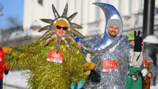 Луна и Солнце победили в конкурсе костюмов на Рождественском полумарафоне в Омске