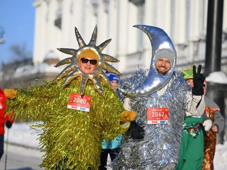 Луна и Солнце победили в конкурсе костюмов на Рождественском полумарафоне в Омске