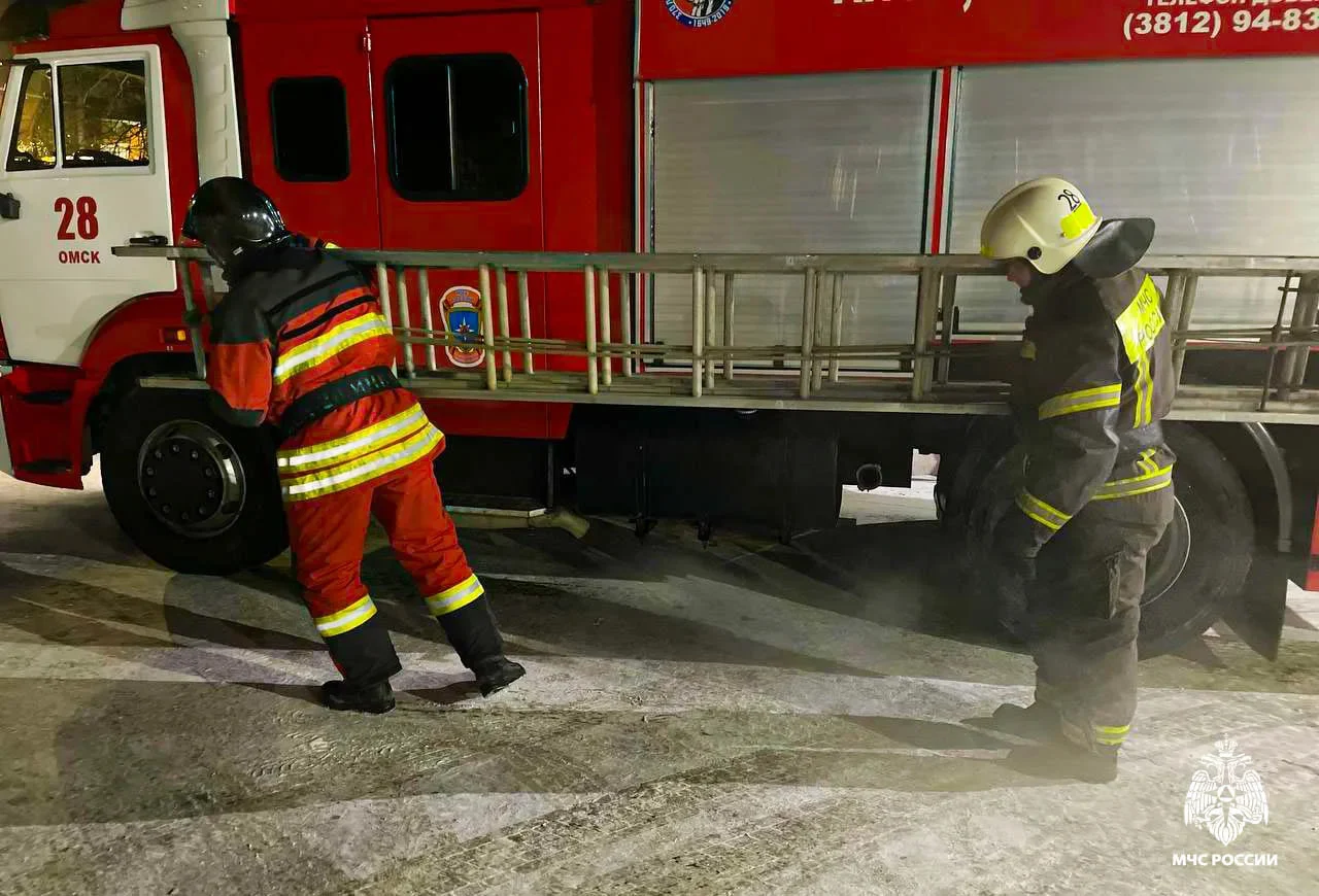 Омич решил спуститься из дома через окно и застрял