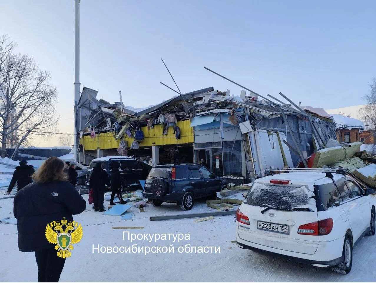 Крыша обрушилась в административном здании в соседнем Новосибирске