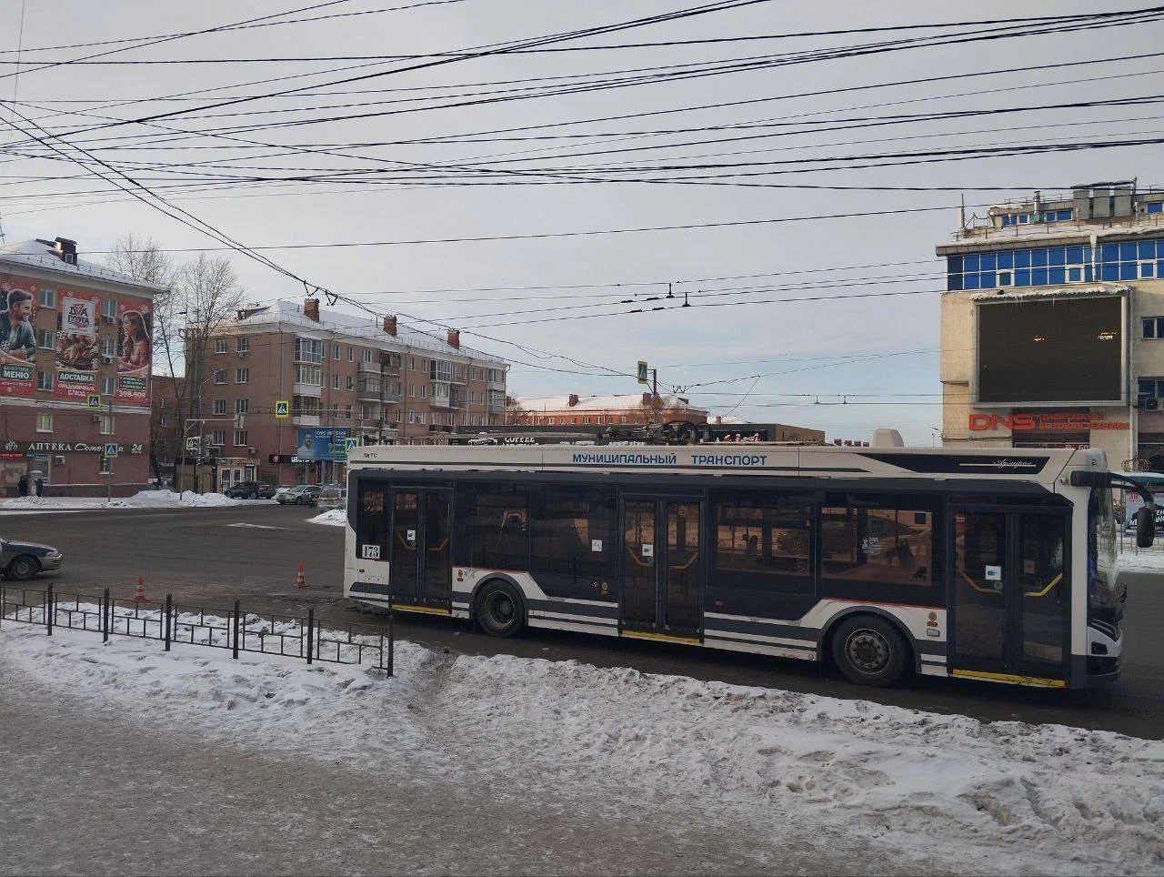 В Омске возбуждено уголовное дело по факту наезда троллейбуса на школьника