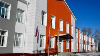 В Русско‑Полянском районе открыли после капремонта Новосанжаровскую школу