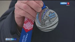 Омичам показали атрибутику самого холодного забега в мире — Рождественского полумарафона