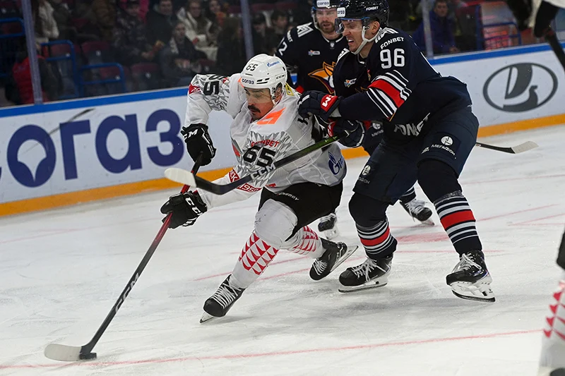 В Магнитогорске начался матч «Авангард» — «Металлург»