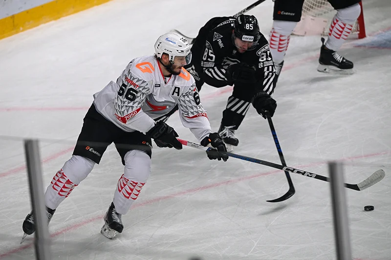 В Челябинске начался матч «Авангард» — «Трактор»