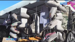 Крепкие сибирские морозы диктуют моду на валенки, шапки и теплые вязаные вещи