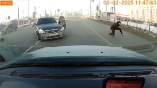 В Омске мужчина на ходу вылетел из машины