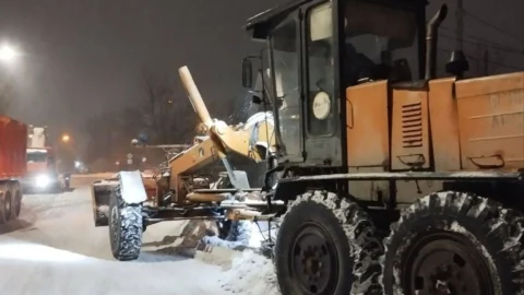 В Омске за сутки вывезли свыше 8 тыс. м³ снега после сильного снегопада
