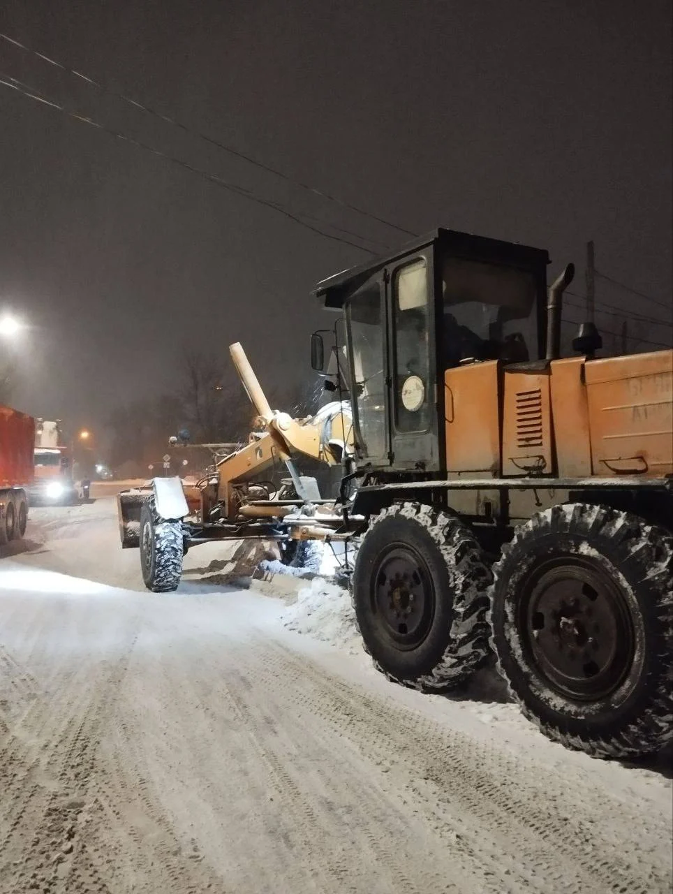 В Омске за сутки вывезли свыше 8 тыс. м³ снега после сильного снегопада