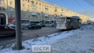 Центр Омска сковала огромная пробка