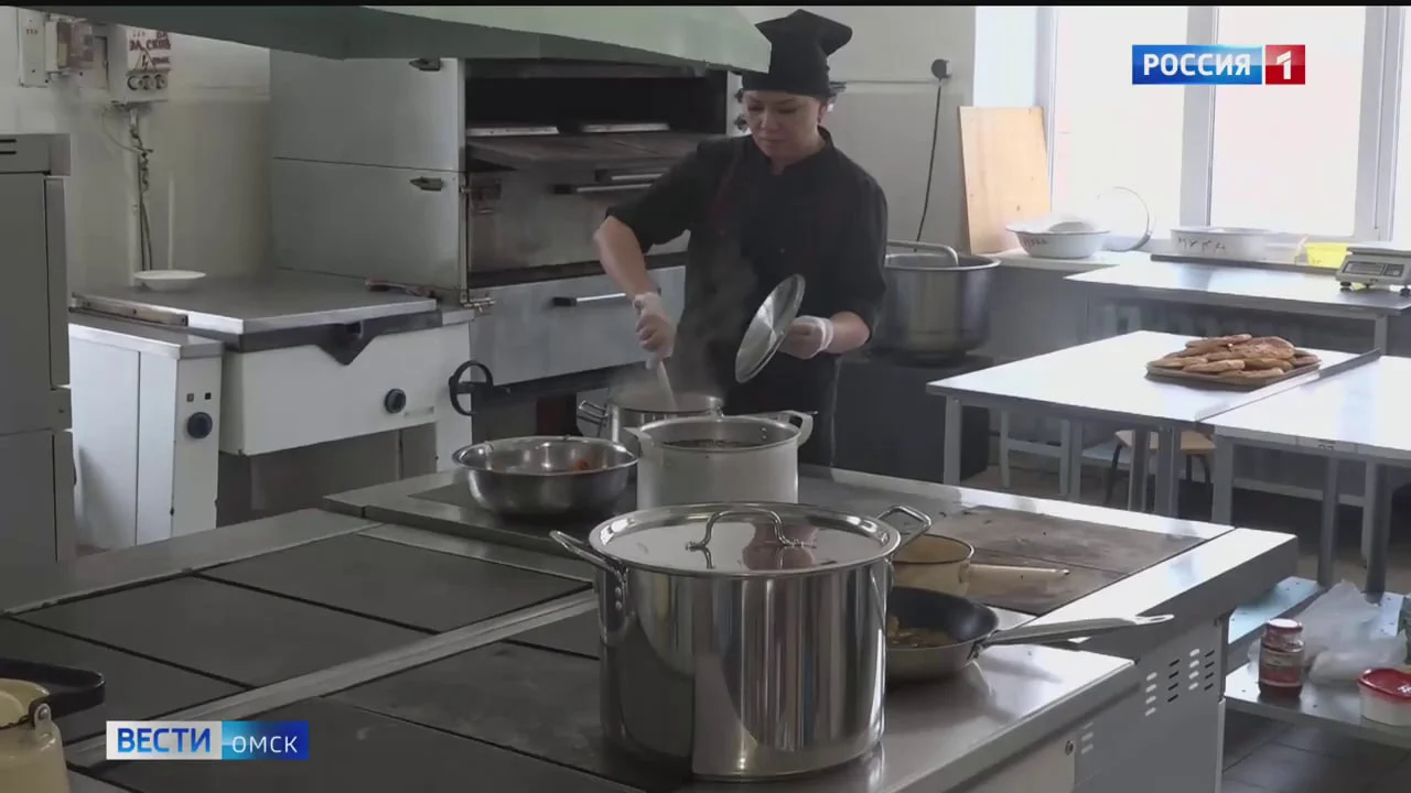 Более 3 млрд рублей направят на бесплатное горячее питание школьников в Омске