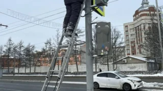 На пешеходном переходе на Интернациональной установили новые светофоры