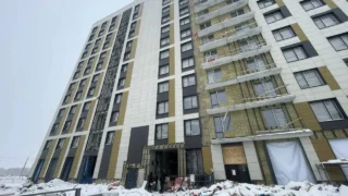  В Омске рабочий упал в шахту с 12 этажа строящегося здания 