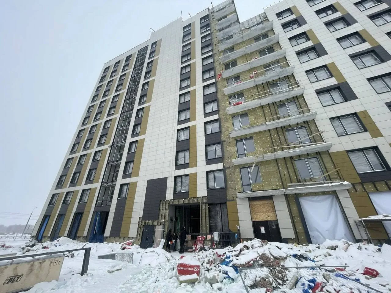  В Омске рабочий упал в шахту с 12 этажа строящегося здания 