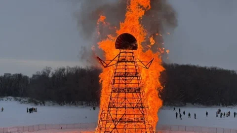 В Омске на Зеленом острове сожгли 16-метровое чучело