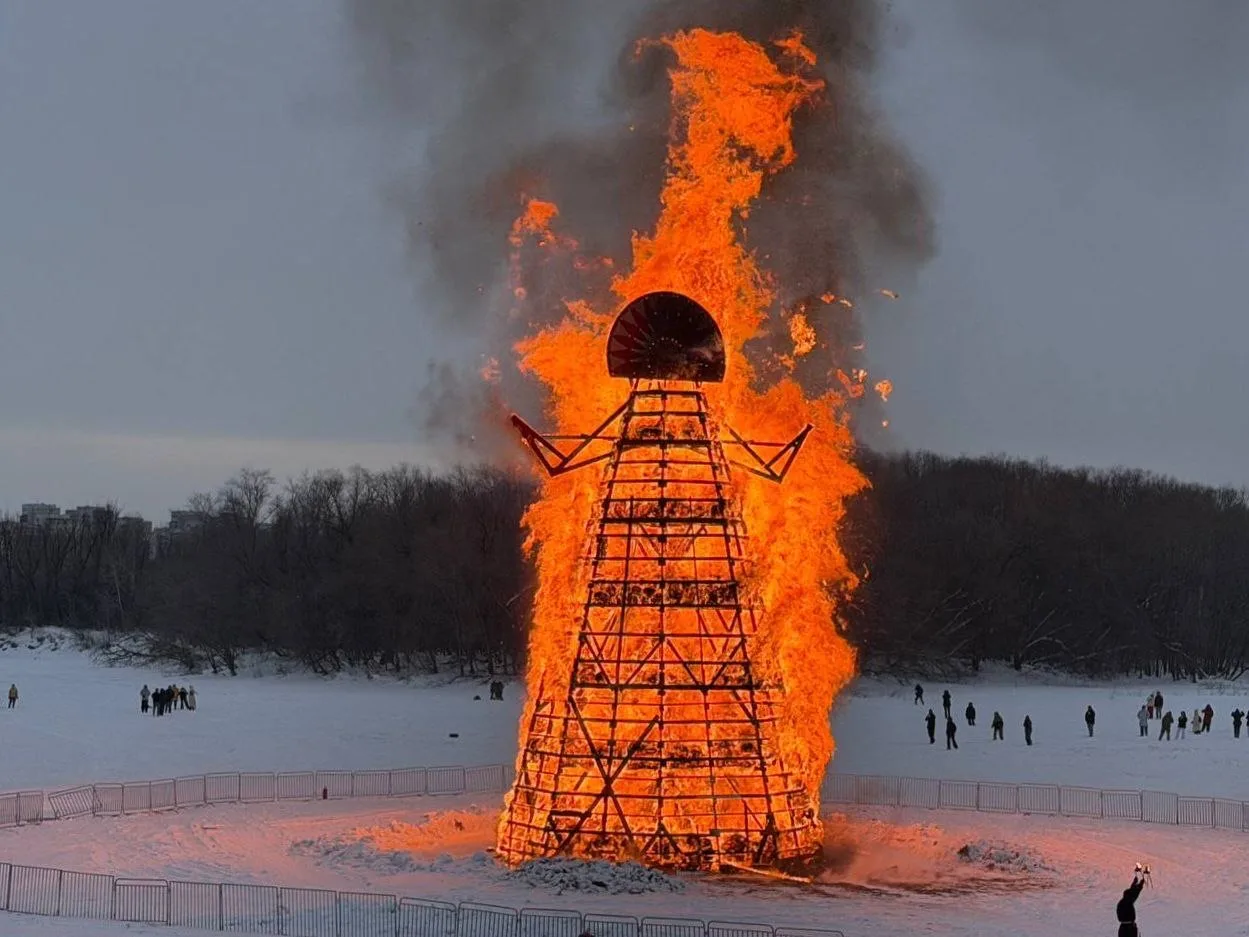 В Омске на Зеленом острове сожгли 16-метровое чучело